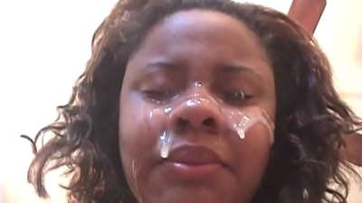 Menina brasileira negra recebe um esperma no rosto após sexo anal com uma grande pila